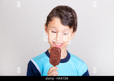 Bambino sentirsi felice con il gelato al cioccolato bar Foto Stock