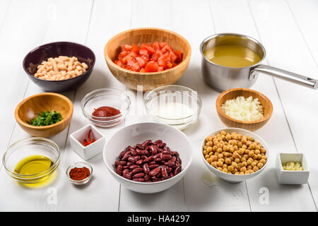 Gli ingredienti alimentari per il peperoncino stufato di fagioli bianchi sul tavolo di legno Foto Stock