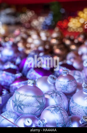 Tradizionali palle di Natale con ornamenti decorativi con stelle Foto Stock