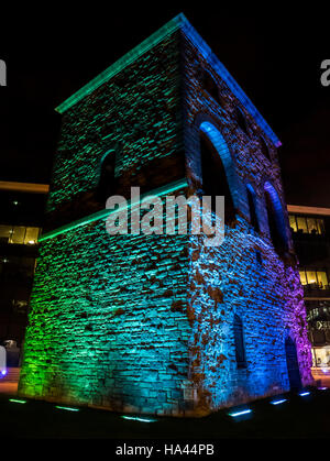 Incredibilmente accesa vecchio carro torre di sollevamento, luogo di Wellington, Leeds, su una scura sera di autunno Foto Stock