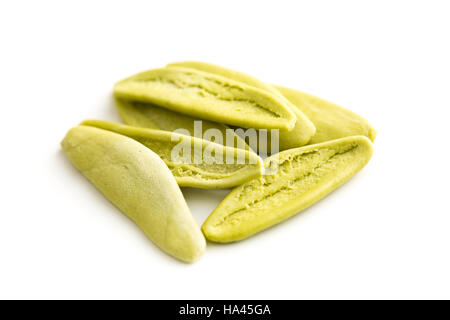 Essiccata la pasta italiana con sapore di spinaci isolati su sfondo bianco. Foto Stock