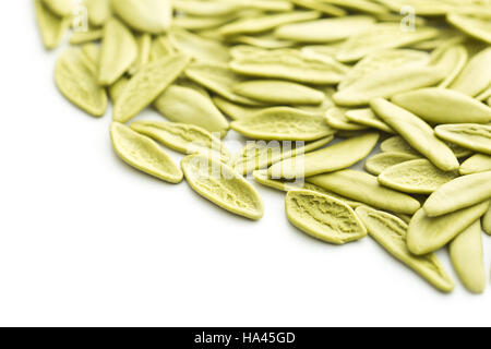 Essiccata la pasta italiana con sapore di spinaci isolati su sfondo bianco. Foto Stock