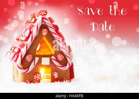 Gingerbread House, sfondo rosso, testo Inglese salva la data Foto Stock