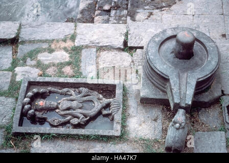 Tempio di Pashupatinath. Vishnu Jalasayana e Lingam vicino burning ghat. Il Nepal. Foto Stock