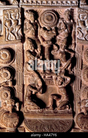 Amaravati Stupa, il culto del trono con la ruota. India, I secolo A.C. Foto Stock