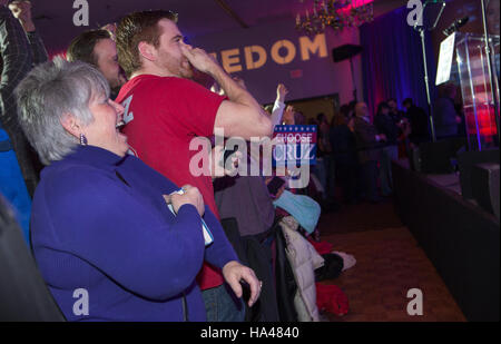 Il candidato repubblicano alla Presidenza il senatore Ted Cruz e sua moglie Heidi, a destra, per celebrare la sua vittoria in Wisconsin GOP primary Martedì 5 Aprile 2016 Foto Stock