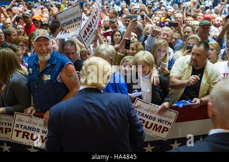 Candidato presidenziale repubblicano Donald Trump a una campagna rally al Memorial Auditorium di Burlington, Iowa. La fotografia di Jose più / VWPics Foto Stock