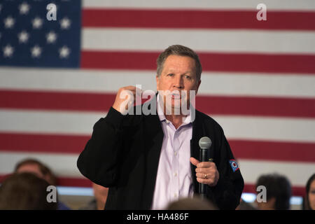 Candidato presidenziale repubblicano Ohio Governor John Kasich assiste un rally in Burlington, Wisconsin sabato 2 aprile 2016. La fotografia di Jose più Foto Stock