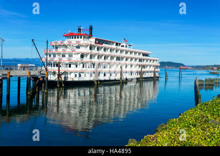 In battello sul fiume Columbia in Astoria, Oregon Foto Stock