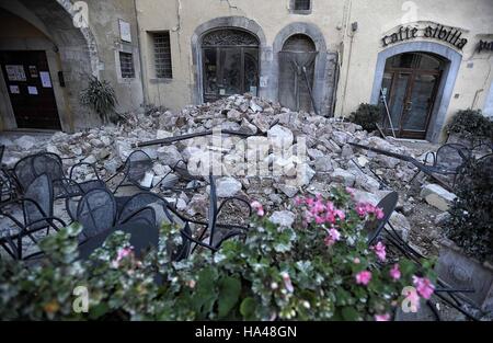 Conseguenze del terremoto che ha colpito la città di Valnerina, Italia. Gli edifici sono stati gravemente danneggiati in città, come twin terremoti scosso Italia centrale il mercoledì (26ott16). La seconda Quake è stato registrato a una grandezza di 6,0 sulla scala Richter e occ Foto Stock