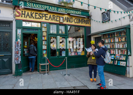Parigi, Francia, coppia cinese in un appuntamento Shopping, libreria "Shakespeare and Company", vetrina, con cartello, nel quartiere Latino, negozio d'epoca, Foto Stock