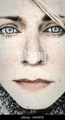 Ritratto , vicino la faccia della giovane donna emotiva Foto Stock