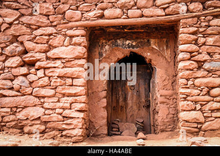 Sportelli per la piccola casa nel villaggio di Telouet in montagne Atlas, Marocco Foto Stock