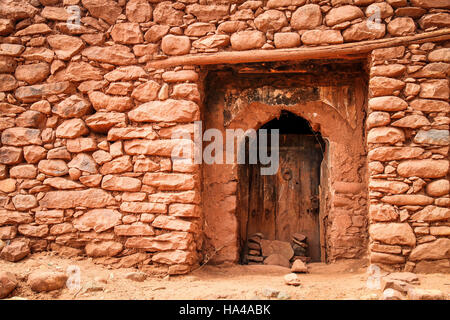 Sportelli per la piccola casa nel villaggio di Telouet in montagne Atlas, Marocco Foto Stock