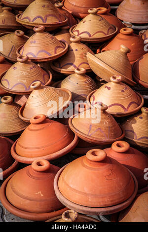 Marocchino tradizionale tajine pentole usate per la preparazione di cibi marocchini Foto Stock