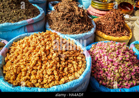 Le spezie per la vendita su un marocchino souk di Marrakech Foto Stock