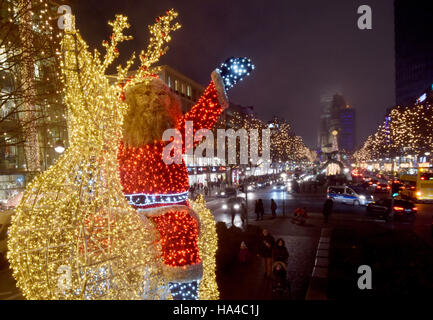 Berlino, Germania. 26 Nov, 2016. Un illuminato Babbo Natale figura vicino al negozio KaDeWe, su Tauentzienstrasse, che è decorato con le luci di natale, Berlino, Germania, 26 novembre 2016. Foto: Rainer Jensen/dpa/Alamy Live News Foto Stock