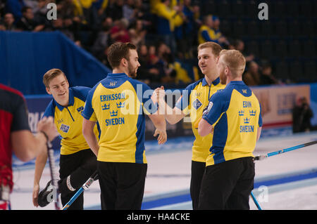 Braehead Arena, Renfrewshire, Scozia, 26 novembre 2016. La Svezia uomini squadra celebrando dopo aver battuto la Norvegia nella finale di Le Gruyère AOP Curling europeo Championships 2016 Credit: Colin Edwards / Alamy Live News Foto Stock