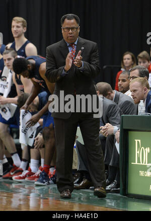 Williamsburg, Virginia, Stati Uniti d'America. 26 Nov, 2016. Liberty head coach RITCHIE MCKAY applaude un punteggio ottenuto dalla sua squadra contro William e Maria nel primo semestre a Kaplan Arena a Williamsburg, Virginia Credit: Chuck Myers/ZUMA filo/Alamy Live News Foto Stock