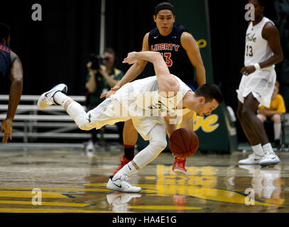 Williamsburg, Virginia, Stati Uniti d'America. 26 Nov, 2016. William e Maria guard DAVID COHN (34) recupera i suoi dribbling contro la libertà guard RAY CHEN (13) nel primo semestre a Kaplan Arena a Williamsburg, Virginia Credit: Chuck Myers/ZUMA filo/Alamy Live News Foto Stock