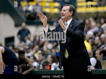 Williamsburg, Virginia, Stati Uniti d'America. 26 Nov, 2016. William e Maria head coach TONY rasoio dirige il suo team contro la libertà nella seconda metà a Kaplan Arena a Williamsburg, Virginia Credit: Chuck Myers/ZUMA filo/Alamy Live News Foto Stock