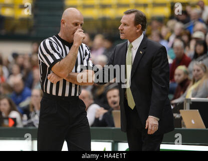 Williamsburg, Virginia, Stati Uniti d'America. 26 Nov, 2016. William e Maria head coach TONY rasoio parla con un arbitro nella prima metà della partita contro la libertà a Kaplan Arena a Williamsburg, Virginia Credit: Chuck Myers/ZUMA filo/Alamy Live News Foto Stock