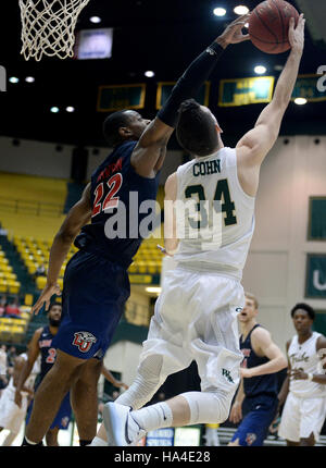 Williamsburg, Virginia, Stati Uniti d'America. 26 Nov, 2016. Liberty guard JOHN DAWSON (22) difende un layup di retromarcia da William e Maria guard DAVID COHN (34) nella seconda metà a Kaplan Arena a Williamsburg, Virginia Credit: Chuck Myers/ZUMA filo/Alamy Live News Foto Stock