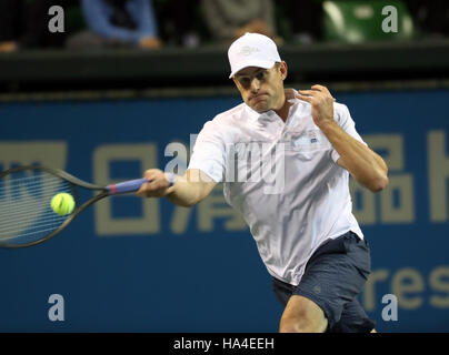 Tokyo, Giappone. 26 Nov, 2016. Ex numero uno al mondo ranker Andy Roddick degli Stati Uniti restituisce la sfera contro il Giappone Kei Nishikori durante una carità annuale match di tennis 'Dream tennis Ariake' a Tokyo il Sabato, 26 novembre 2016. Ammissione denaro sarà devoluto per la ricostruzione di strutture per il tennis presso il colpiti dallo tsunami nella zona nord del Giappone. © Yoshio Tsunoda/AFLO/Alamy Live News Foto Stock