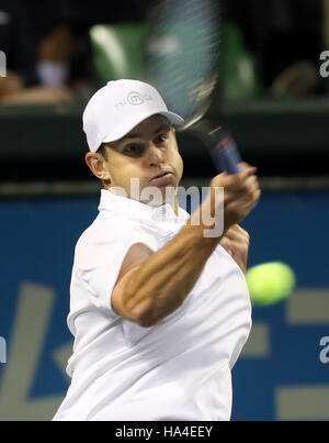 Tokyo, Giappone. 26 Nov, 2016. Ex numero uno al mondo ranker Andy Roddick degli Stati Uniti restituisce la sfera contro il Giappone Kei Nishikori durante una carità annuale match di tennis 'Dream tennis Ariake' a Tokyo il Sabato, 26 novembre 2016. Ammissione denaro sarà devoluto per la ricostruzione di strutture per il tennis presso il colpiti dallo tsunami nella zona nord del Giappone. © Yoshio Tsunoda/AFLO/Alamy Live News Foto Stock