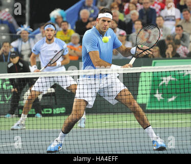 Zagabria, Croazia. 26 Nov, 2016. Argentina Juan Martin Del Potro (R) e Leonardo Mayer competere durante la Coppa Davis World Group raddoppia finale match contro la Croazia Marin CILIC e Ivan Dodig a Zagabria, la capitale della Croazia, nov. 26, 2016. © Miso Lisanin/Xinhua/Alamy Live News Foto Stock