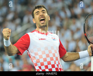 Zagabria, Croazia. 26 Nov, 2016. Ivan Dodig di Croazia celebra la vittoria dopo la Coppa Davis World Group raddoppia finale match contro l'Argentina Juan Martin Del Potro e Leonardo Mayer a Zagabria, la capitale della Croazia, nov. 26, 2016. © Miso Lisanin/Xinhua/Alamy Live News Foto Stock