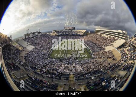 University Park, Pennsylvania, USA. 26 Nov, 2016. Penn State prende il campo durante il gioco tra la Penn State Nittany Lions e Michigan State Spartans a Beaver Stadium. Credito: Scott Taetsch/ZUMA filo/Alamy Live News Foto Stock