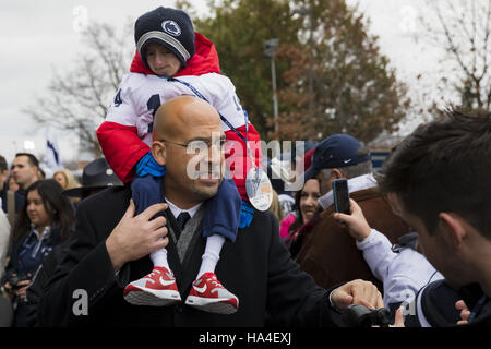 University Park, Pennsylvania, USA. 26 Nov, 2016. James Franklin dello stadio entra prima che il gioco tra la Penn State Nittany Lions e Michigan State Spartans a Beaver Stadium. Credito: Scott Taetsch/ZUMA filo/Alamy Live News Foto Stock