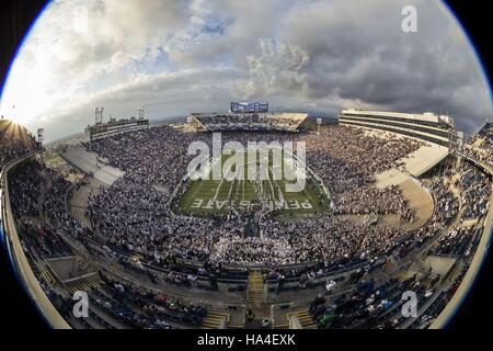 University Park, Pennsylvania, USA. 26 Nov, 2016. Penn State prende il campo durante il gioco tra la Penn State Nittany Lions e Michigan State Spartans a Beaver Stadium. Credito: Scott Taetsch/ZUMA filo/Alamy Live News Foto Stock