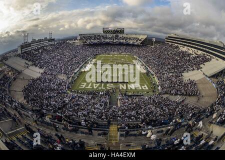 University Park, Pennsylvania, USA. 26 Nov, 2016. Penn State banda blu esegue prima il gioco tra la Penn State Nittany Lions e Michigan State Spartans a Beaver Stadium. Credito: Scott Taetsch/ZUMA filo/Alamy Live News Foto Stock