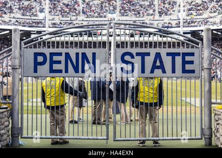 University Park, Pennsylvania, USA. 26 Nov, 2016. Visualizzare prima di salire sul campo prima che il gioco tra la Penn State Nittany Lions e Michigan State Spartans a Beaver Stadium. Credito: Scott Taetsch/ZUMA filo/Alamy Live News Foto Stock