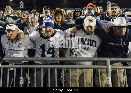 University Park, Pennsylvania, USA. 26 Nov, 2016. Penn State fans celebrare dopo il gioco tra la Penn State Nittany Lions e Michigan State Spartans a Beaver Stadium. Credito: Scott Taetsch/ZUMA filo/Alamy Live News Foto Stock