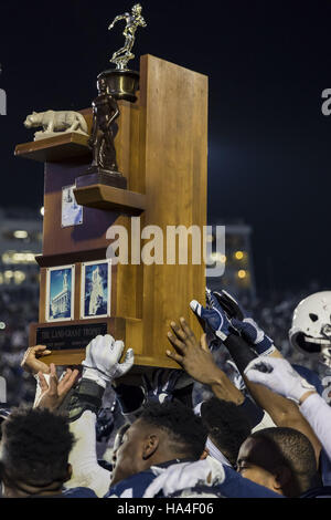 University Park, Pennsylvania, USA. 26 Nov, 2016. Penn State giocatori sollevare la terra concedere il trofeo dopo il gioco tra la Penn State Nittany Lions e Michigan State Spartans a Beaver Stadium. Credito: Scott Taetsch/ZUMA filo/Alamy Live News Foto Stock