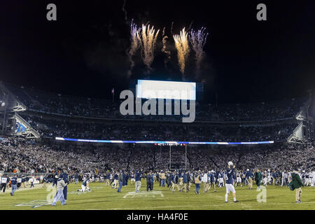 University Park, Pennsylvania, USA. 26 Nov, 2016. Penn celebra la vittoria durante il gioco tra la Penn State Nittany Lions e Michigan State Spartans a Beaver Stadium. Credito: Scott Taetsch/ZUMA filo/Alamy Live News Foto Stock