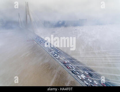 Pechino, Cina. 23 Nov, 2016. Foto scattata il 9 novembre 23, 2016 mostra una nebbia avvolta a ponte sul Fiume Yangtze a Wuhan, capitale della Cina centrale della provincia di Hubei. © Ke Hao/Xinhua/Alamy Live News Foto Stock