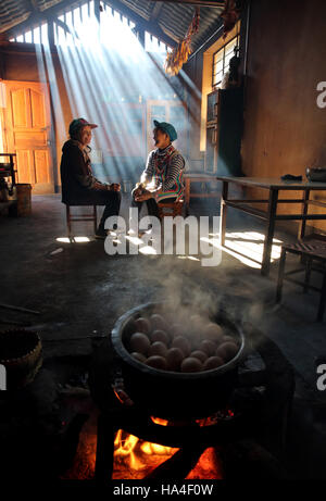 Pechino, Cina nella provincia dello Yunnan. 23 Nov, 2016. Il 77-anno-vecchio Daiqie (L) con etnici tatuaggi facciali chat con 73-anno-vecchio Li Wenshi Dizhengdang nel villaggio di Dulongjiang Township, a sud-ovest della Cina di Provincia di Yunnan, nov. 23, 2016. © Yin pista/Xinhua/Alamy Live News Foto Stock