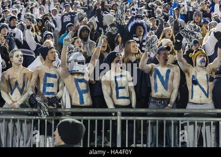 University Park, Pennsylvania, USA. 26 Nov, 2016. Penn State fans celebrare dopo il gioco tra la Penn State Nittany Lions e Michigan State Spartans a Beaver Stadium. Credito: Scott Taetsch/ZUMA filo/Alamy Live News Foto Stock