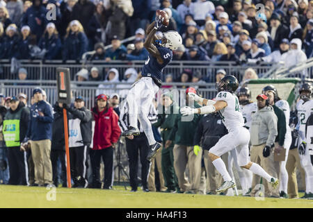 University Park, Pennsylvania, USA. 26 Nov, 2016. Nella prima metà del gioco durante la partita tra la Penn State Nittany Lions e Michigan State Spartans a Beaver Stadium. Credito: Scott Taetsch/ZUMA filo/Alamy Live News Foto Stock