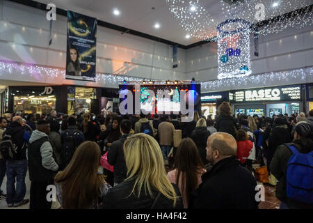 Londra, Regno Unito. 26 Nov, 2016. X-Factor's Sam Lavery per accendere le luci di Natale al centro di Stratford all'interno di Stratford Shopping Centre, 26 novembre 2016, Londra, UK. Credito: Vedere Li/Alamy Live News Foto Stock