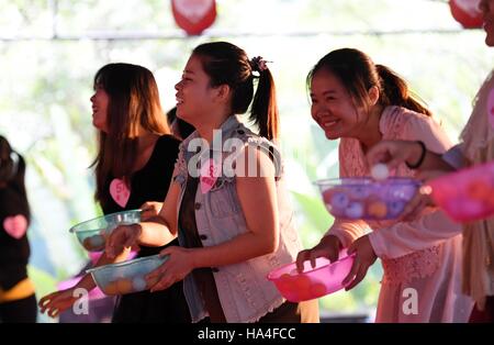 Sanya, cinese della provincia di Hainan. 27 Nov, 2016. Giovani donne di partecipare a un gioco durante un blind date di Sanya, Cina del sud della provincia di Hainan, nov. 27, 2016. © Zhao Yingquan/Xinhua/Alamy Live News Foto Stock