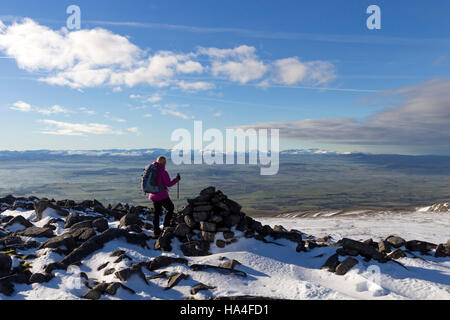 North Pennines, Croce cadde, Cumbria Regno Unito. Sabato 26 novembre 2016, UK Weekend Meteo. Dopo un gelido luminosa partenza con ampie vedute del Eden Valley verso le montagne coperte di neve del distretto del lago, una banda di aria più calda da nord portato aumentando il cloud e la collina nebbia alla zona. Credito: David Forster/Alamy Live News Foto Stock