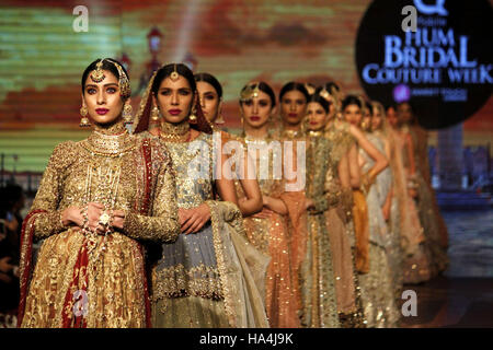 (161127) -- di Lahore (Pakistan), nov. 27, 2016 (Xinhua) -- Modelli presente creazioni di designer Shazia l'ultimo giorno della tredicesima edizione del Bridal Couture Settimana di Lahore, Pakistan orientale, su nov. 27, 2016. (Xinhua/Jamil Ahmed) Foto Stock