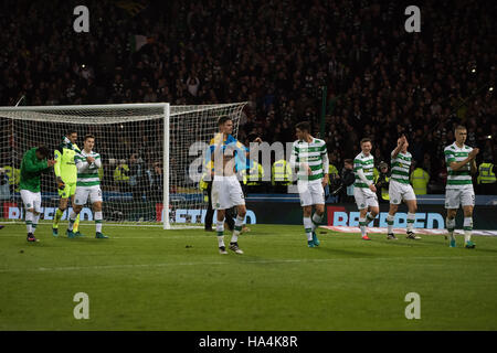 Glasgow, Regno Unito. 27 Nov, 2016. Lettori di musica celtica celebrare alla fine credito: Tony Clerkson/Alamy Live News Foto Stock