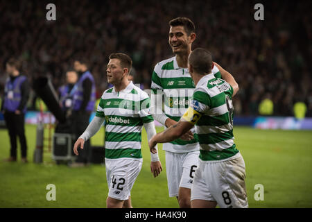 Glasgow, Regno Unito. 27 Nov, 2016. Lettori di musica celtica celebrare alla fine credito: Tony Clerkson/Alamy Live News Foto Stock