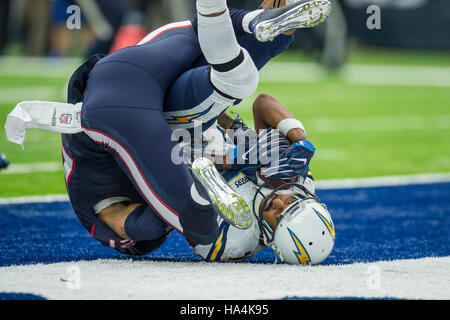 Houston, Texas, Stati Uniti d'America. 27 Nov, 2016. San Diego Chargers wide receiver Tyrell Williams (16) rulli sopra nella zona di estremità dopo la realizzazione di un gancio di touchdown mentre è difeso da Houston Texans cornerback A.J. Bouye (21) durante il secondo trimestre di un gioco di NFL tra Houston Texans e San Diego Chargers a NRG Stadium di Houston, TX in novembre 27th, 2016. Il caricabatterie ha vinto il gioco 21-13. Credito: Trask Smith/ZUMA filo/Alamy Live News Foto Stock